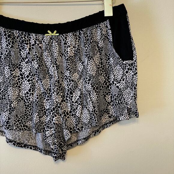 (2) Dillards Pajamas M shorts / S top AOP black white giraffe animal print - Picture 11 of 15